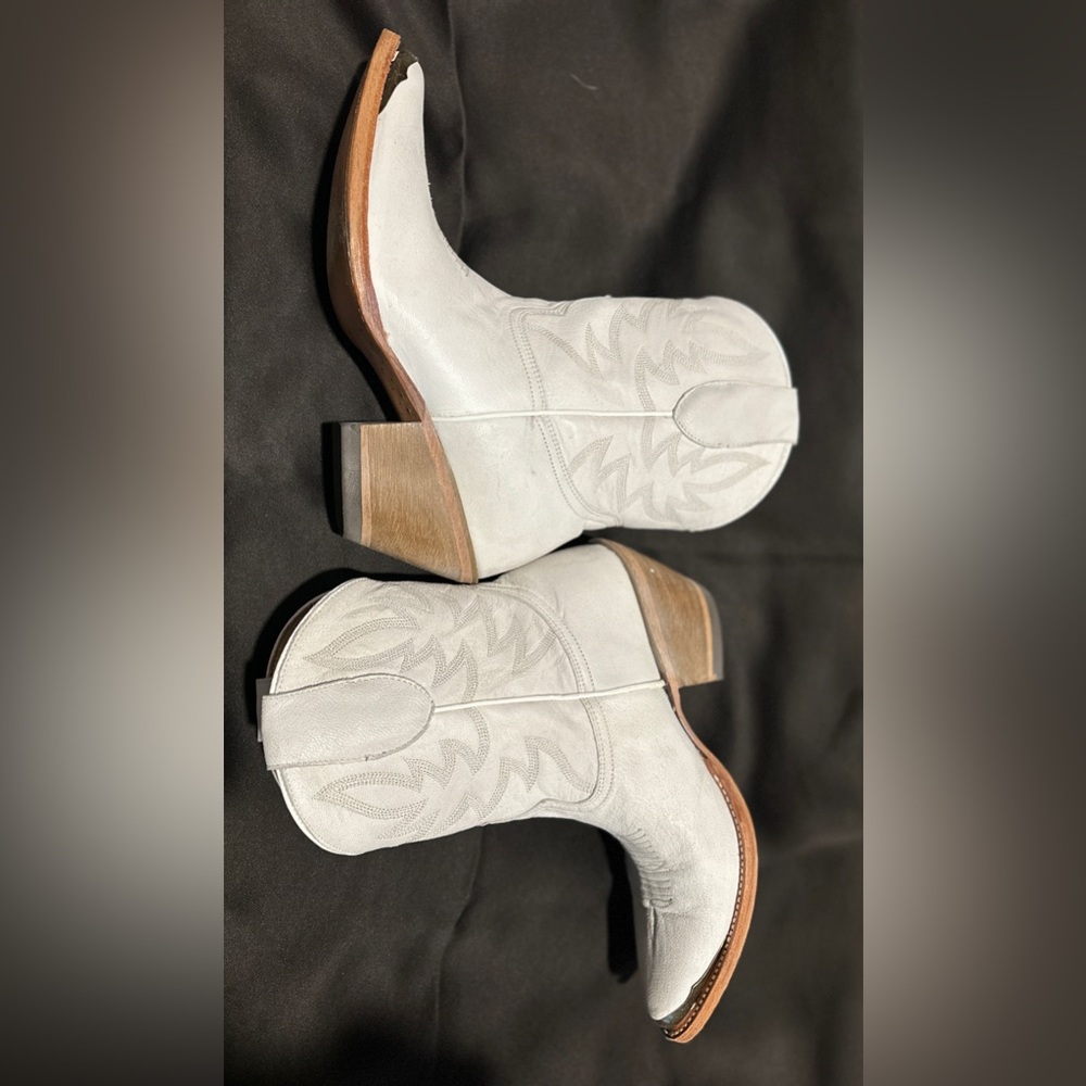 White size 10B IDYLLWIND women’s boot.